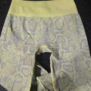 Bombshell snake pattern leggings Med